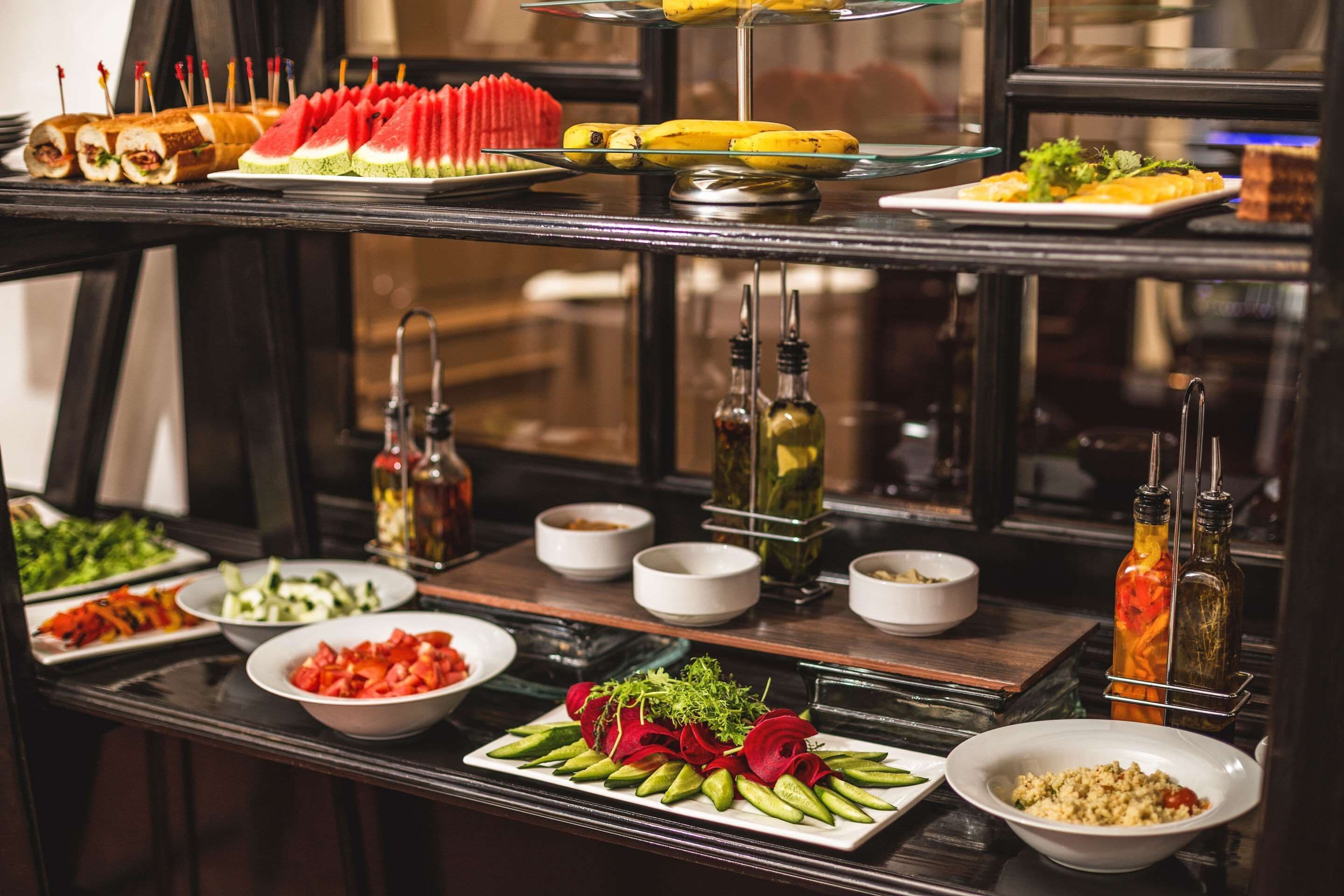 Un bufé con diversos alimentos y salsas.