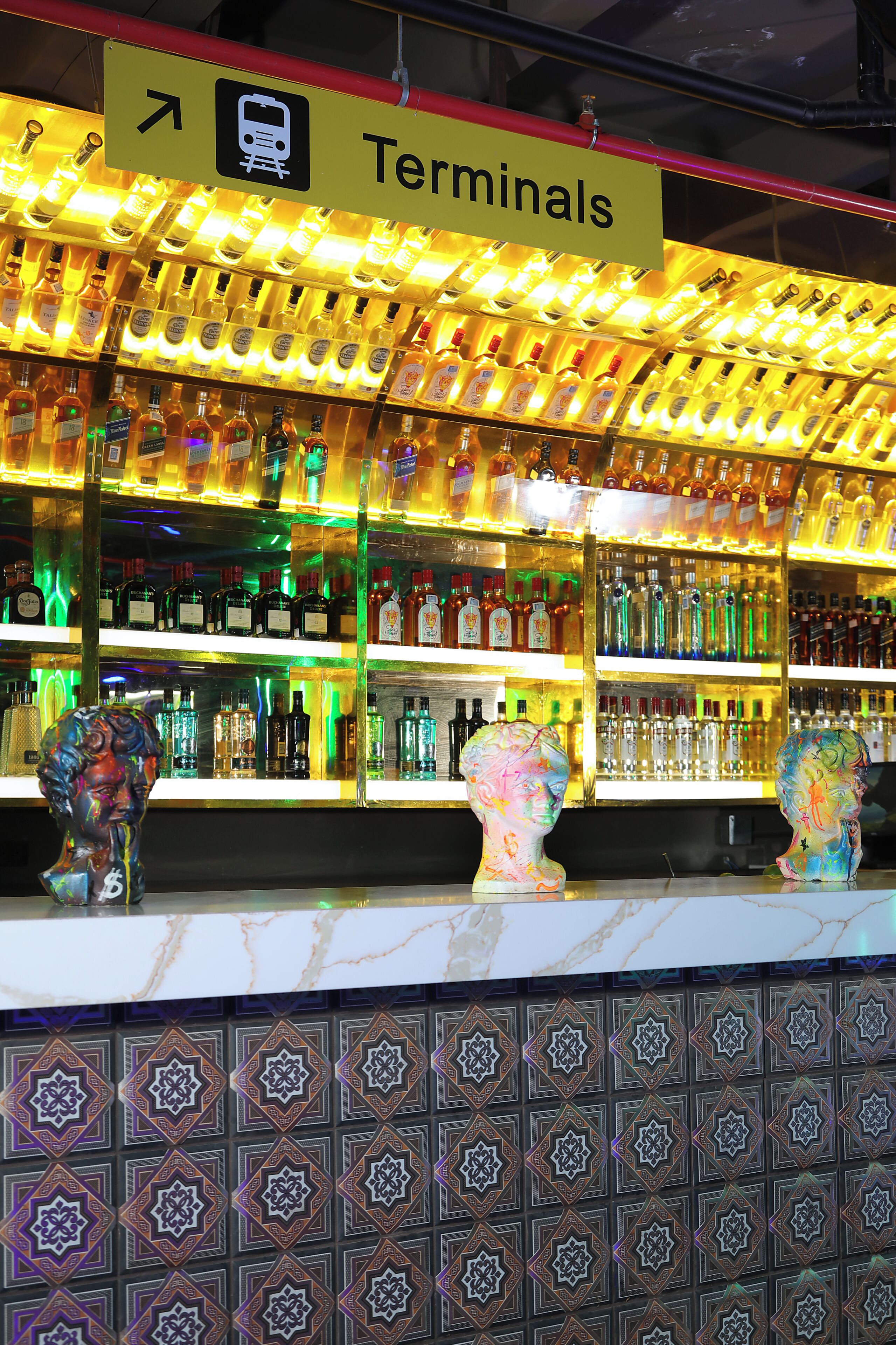 Un bar con un letrero que dice 'Terminals' y una variedad de botellas de licor.