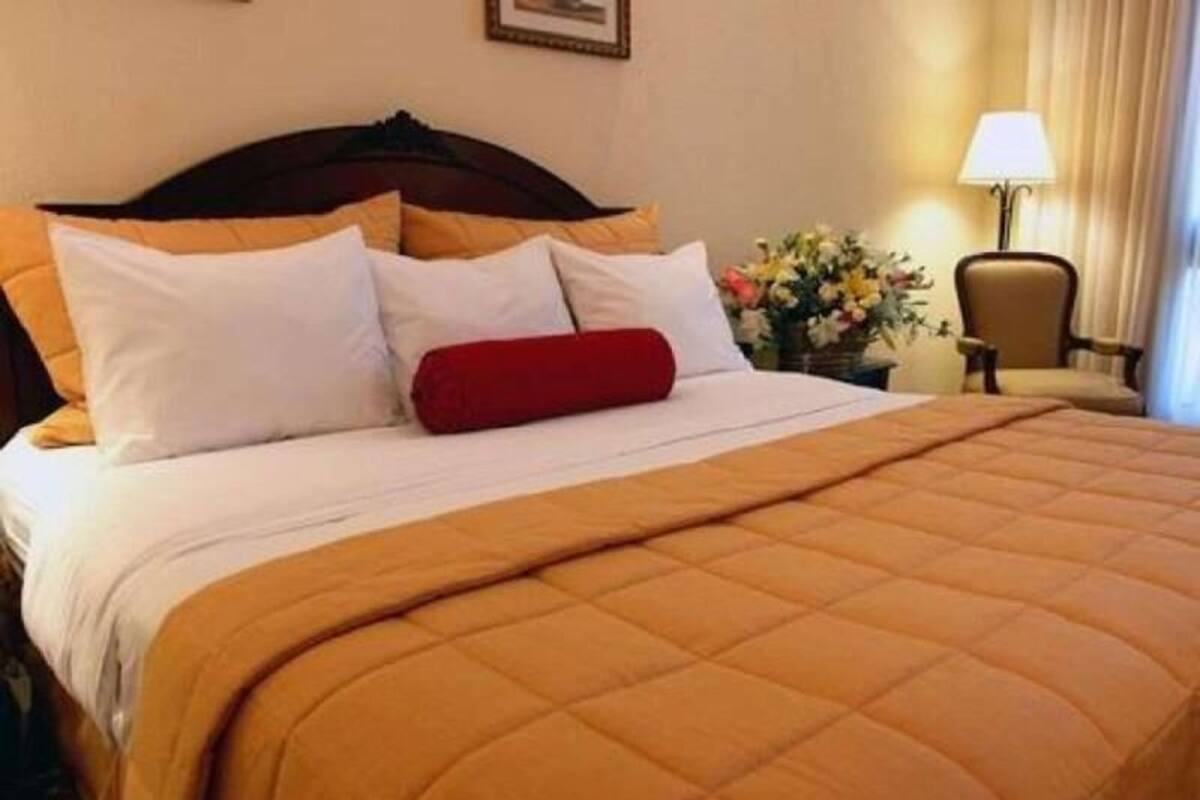 Egyptian cotton sheets, premium bedding, down comforters, pillowtop beds