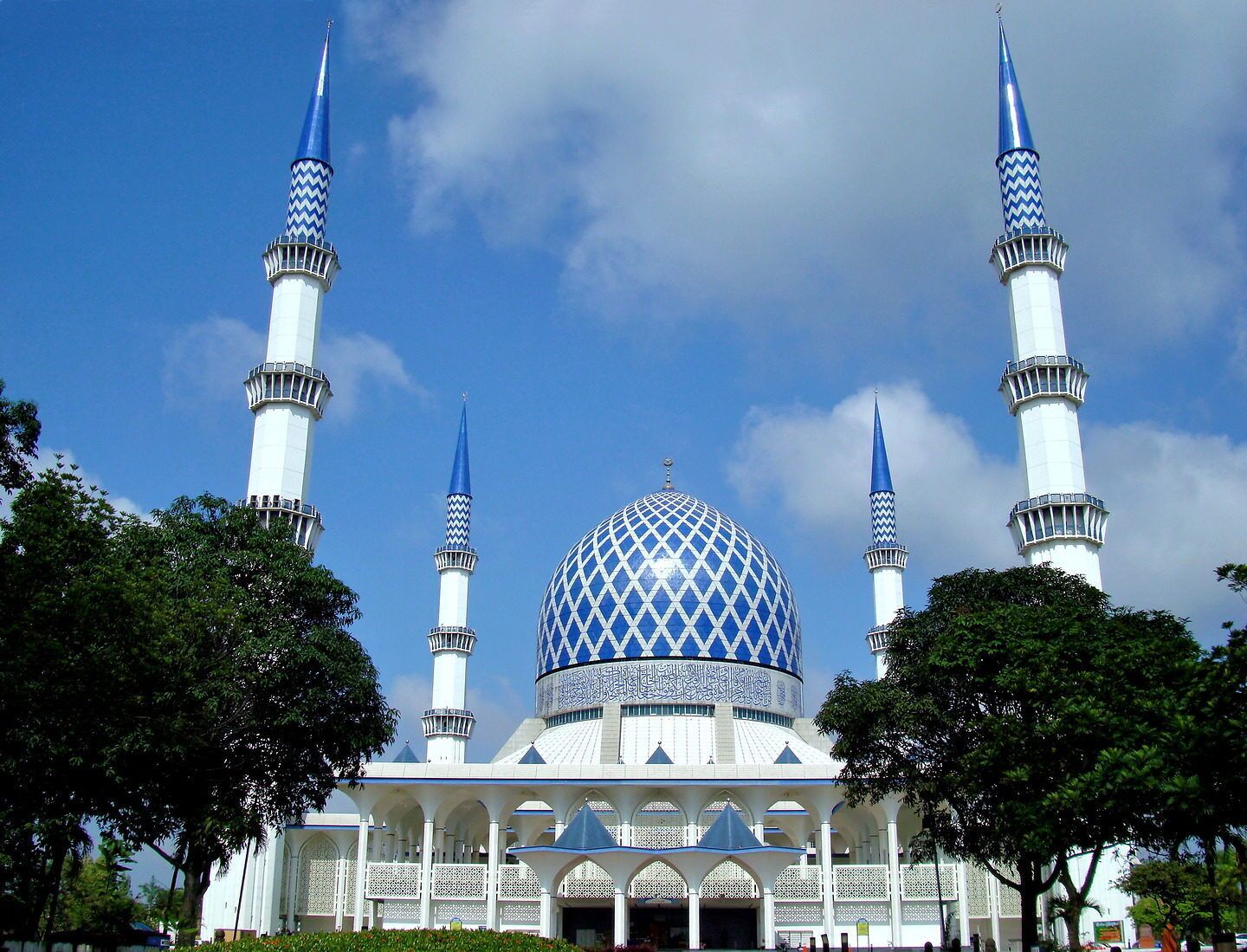 A mosque with a large central dome and four minarets.