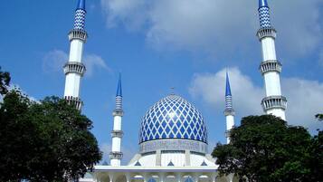 A mosque with a large central dome and four minarets.