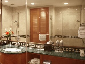 Premier Room | Bathroom | Combined shower/tub, free toiletries, hair dryer, towels