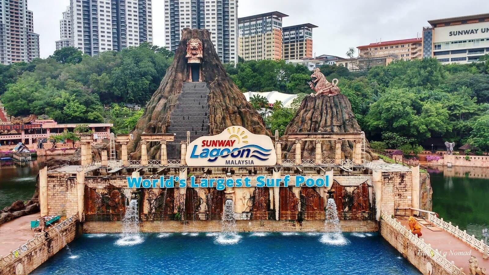 Una gran fuente de agua con un letrero que dice "Sunway Lagoon Malaysia" y "La piscina de olas más grande del mundo".