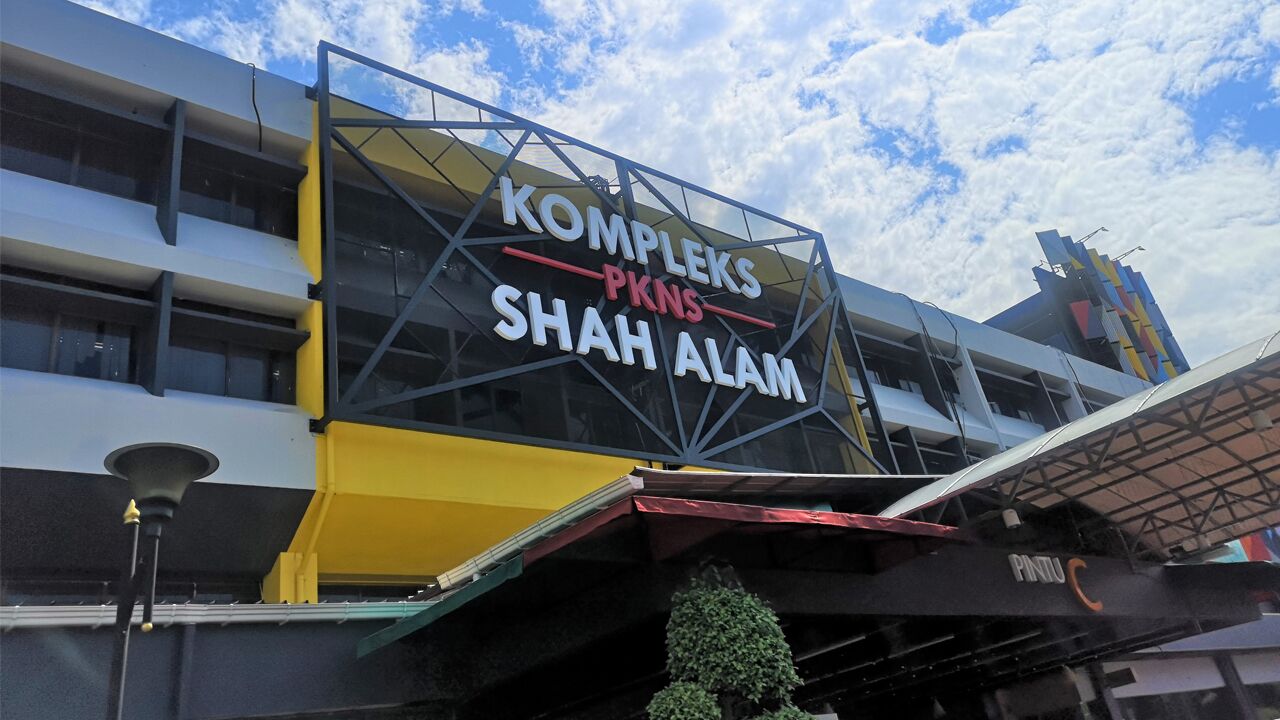 Un edificio con un cartel que dice "Komplek PKNS Shah Alam".
