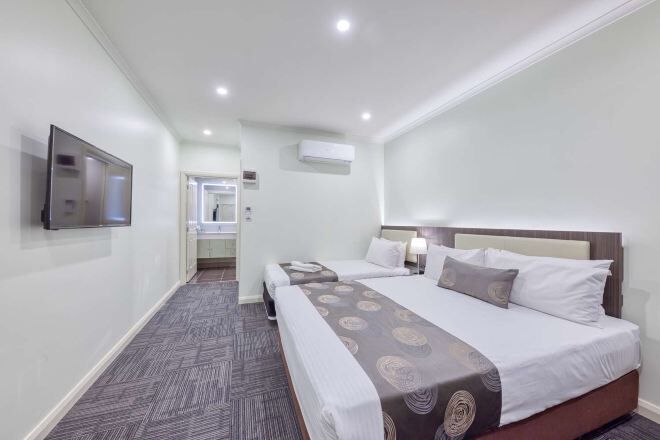 Ropa de cama de alta calidad y caja de seguridad en la habitación 