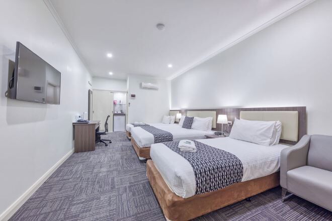 Ropa de cama de alta calidad y caja de seguridad en la habitación 
