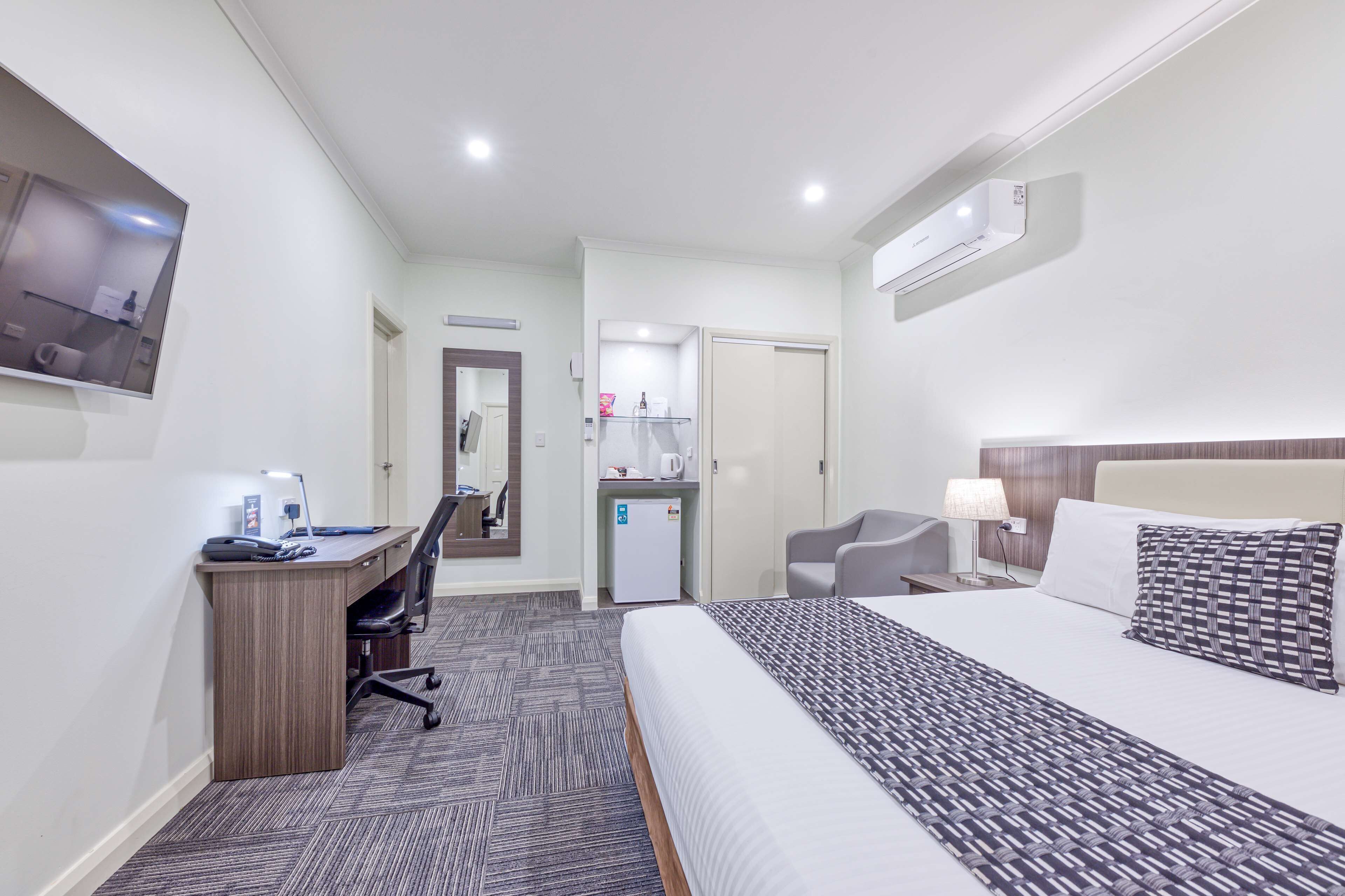 Premium bedding, in-room safe, desk, soundproofing