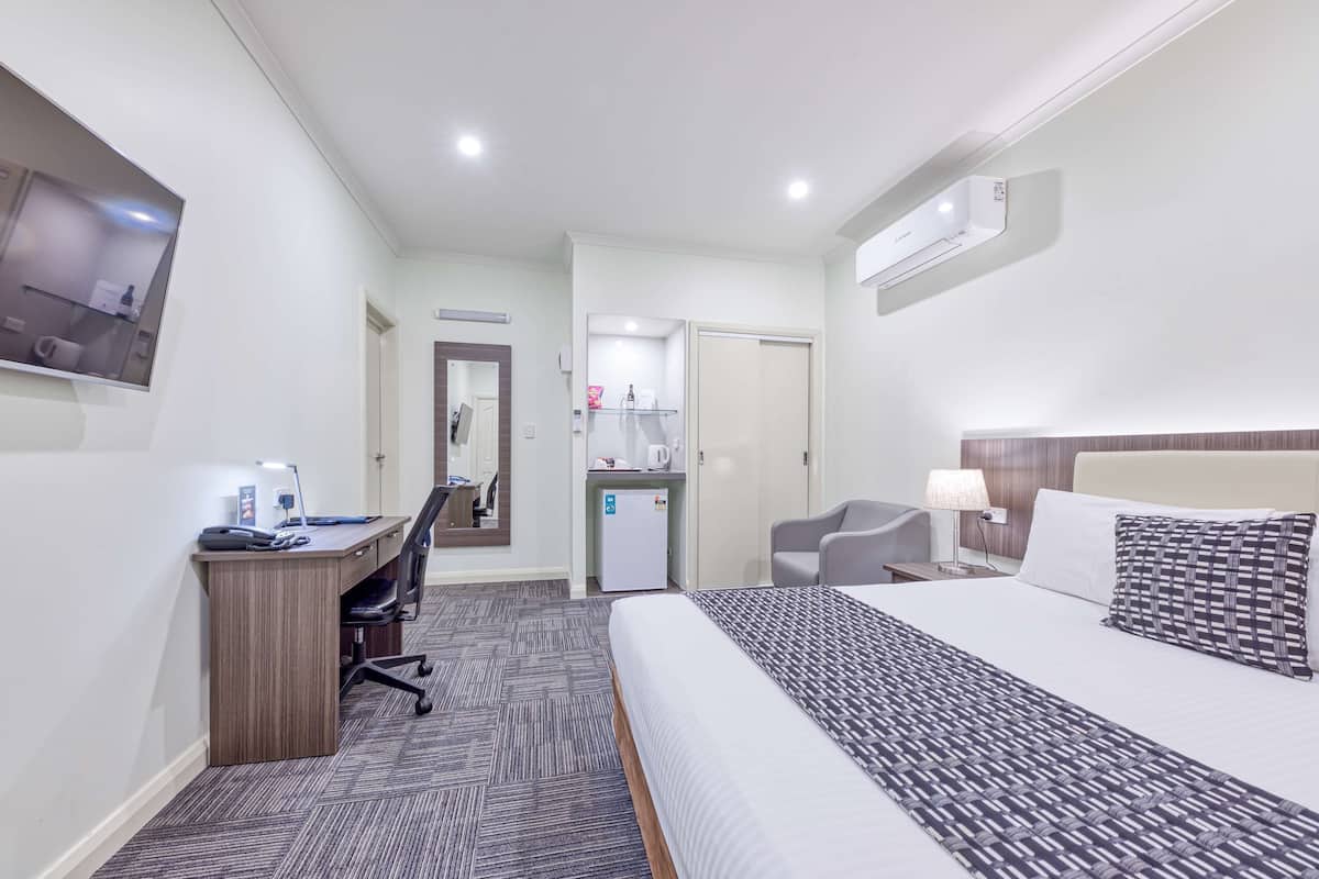 Premium bedding, in-room safe, desk, soundproofing
