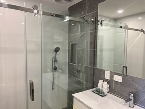 Twin Room (Corporate) | Bathroom | Shower, designer toiletries, hair dryer, towels - Best Western Airport Motel and Convention Centre (Attwood)