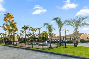 Una piscina al aire libre, sillones reclinables de piscina