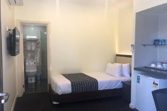 Ropa de cama de alta calidad y caja de seguridad en la habitación 