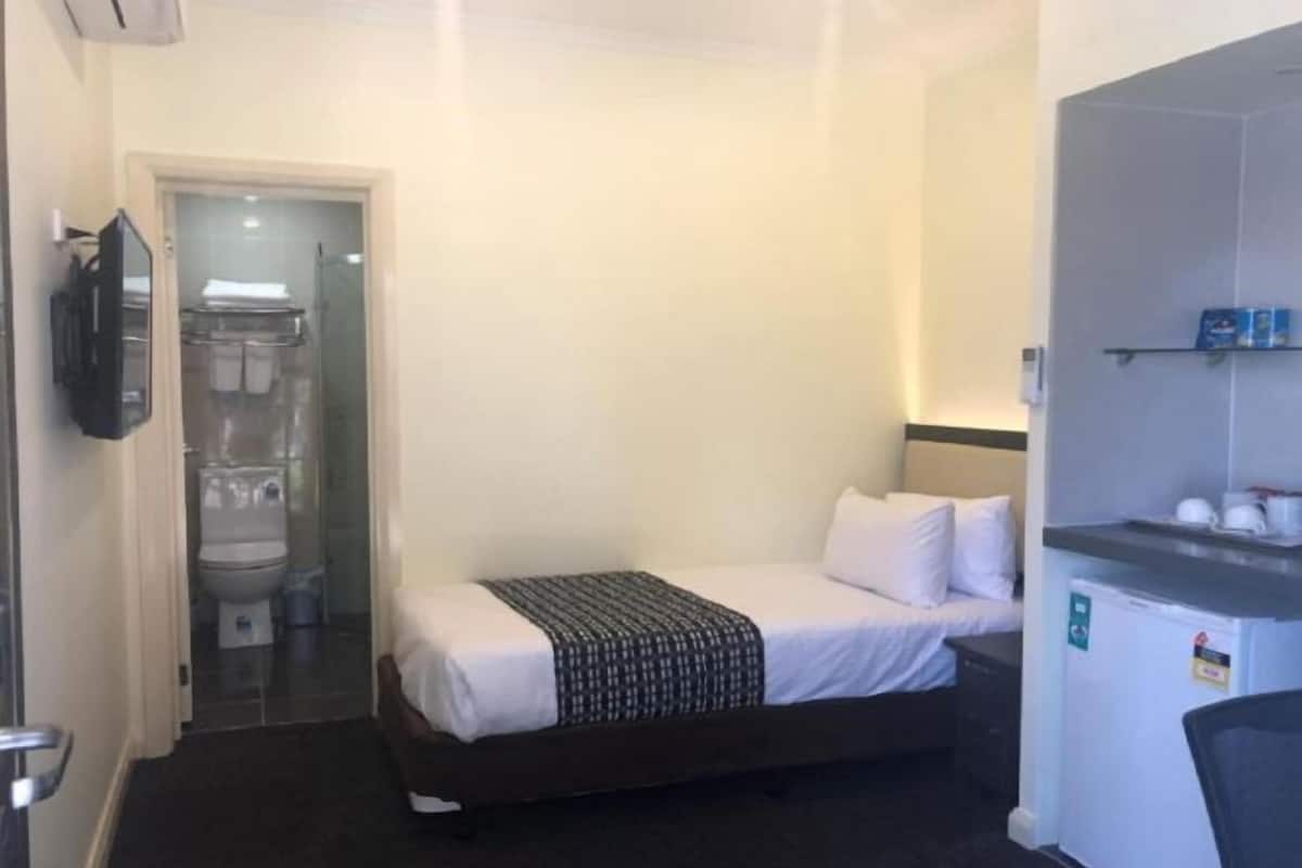 Hochwertige Bettwaren, Zimmersafe, Schreibtisch, schallisolierte Zimmer