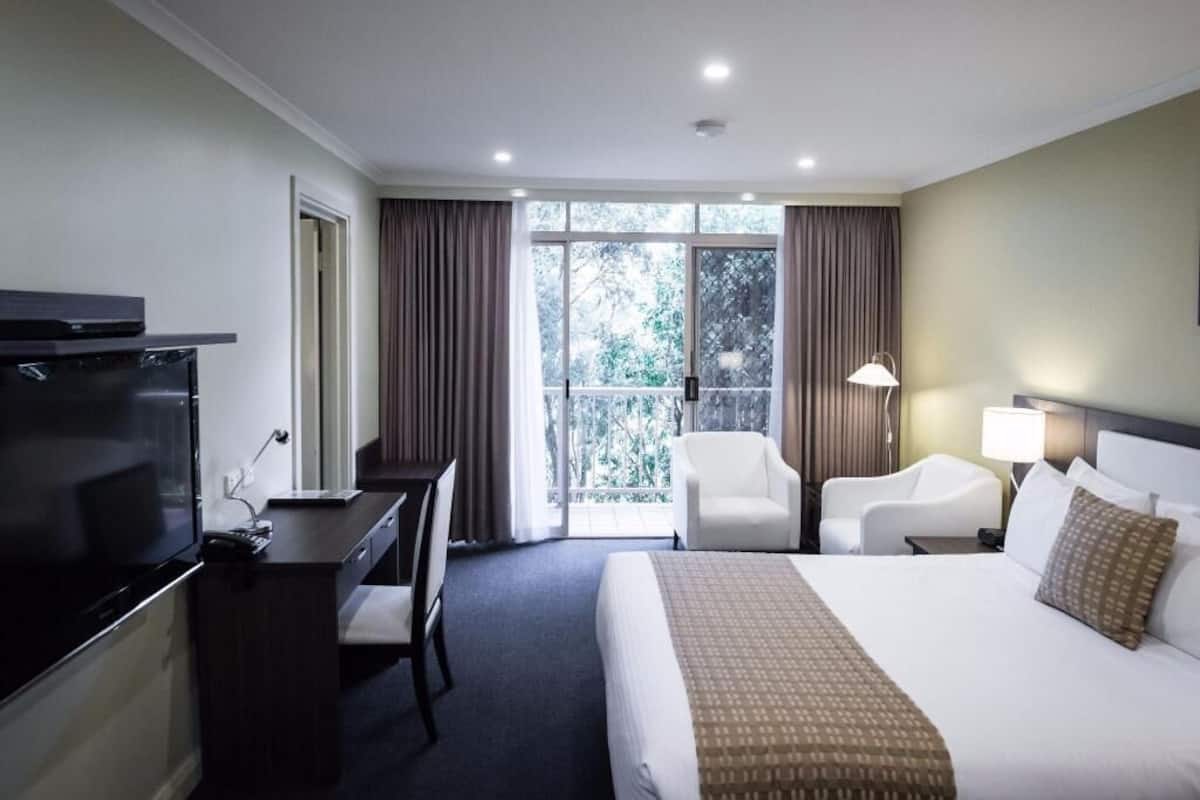 Premium bedding, in-room safe, desk, soundproofing