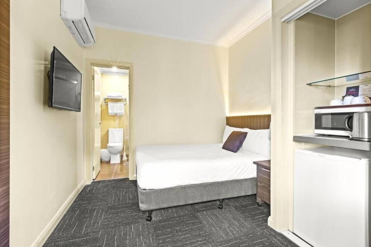 Estudio estándar, 1 cama individual | Ropa de cama de alta calidad, caja fuerte, escritorio