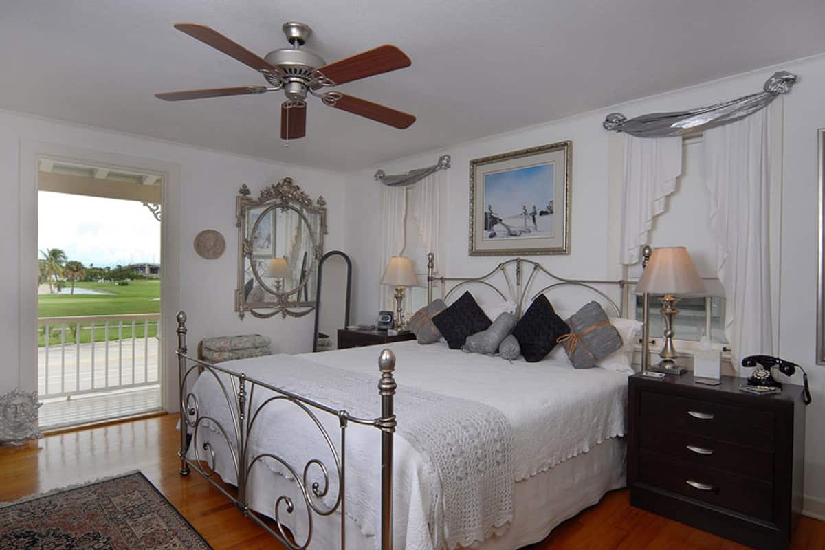 Dali room | Egyptian cotton sheets, premium bedding, in-room safe, blackout curtains