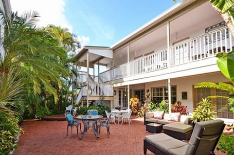 PƔtio. Sabal Palm House Bed & Breakfast