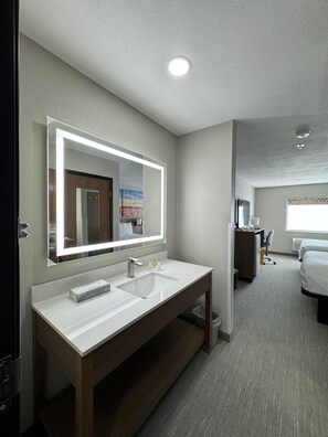 Chambre, 2 lits doubles, non-fumeur | Coffre-fort, bureau, fer et planche à repasser, accès au Wi-Fi (inclus)