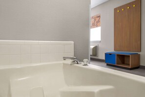Baignoire à jets, articles de toilette gratuits, sèche-cheveux