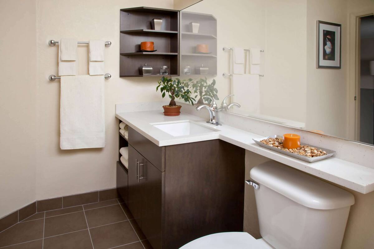 Badkamer | Een bad/douchecombinatie, gratis toiletartikelen, een haardroger