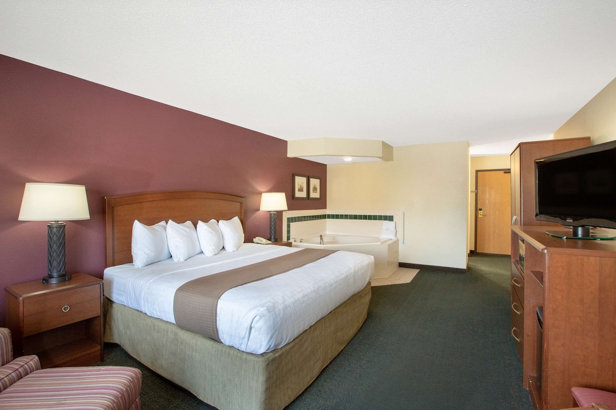 Studio Suite, 1 King Bed, Non Smoking | Pillowtop beds, desk, blackout drapes, soundproofing