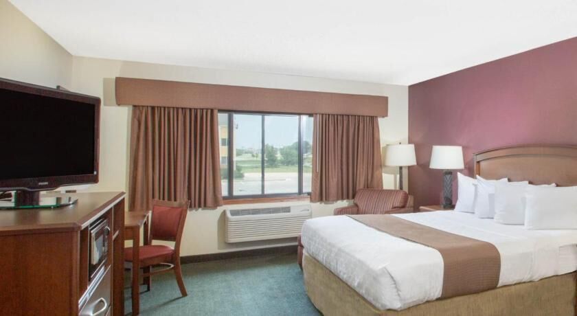 Pillowtop beds, desk, blackout drapes, soundproofing