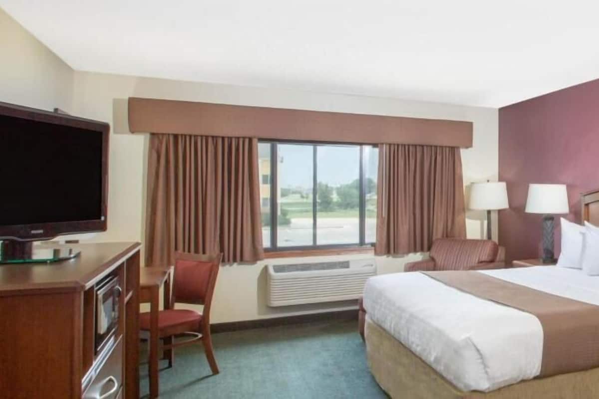 Pillowtop beds, desk, blackout drapes, soundproofing