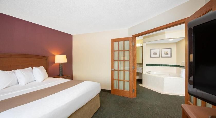 Pillowtop beds, desk, blackout drapes, soundproofing