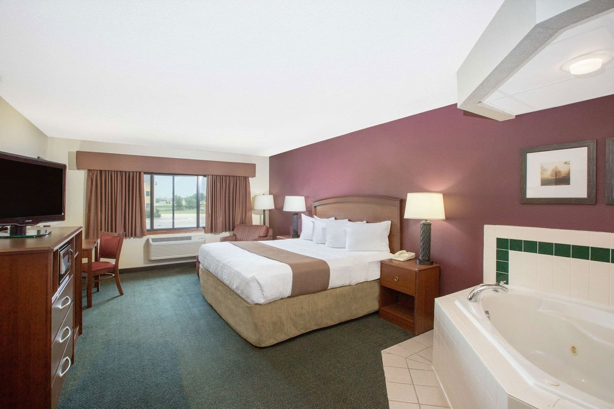 Pillowtop beds, desk, blackout drapes, soundproofing