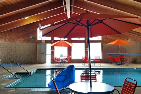 Una piscina techada. AmericInn by Wyndham Iron River