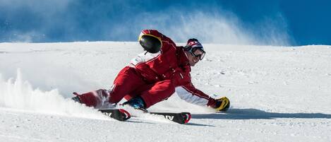 Iemand skiënd op een besneeuwde helling.