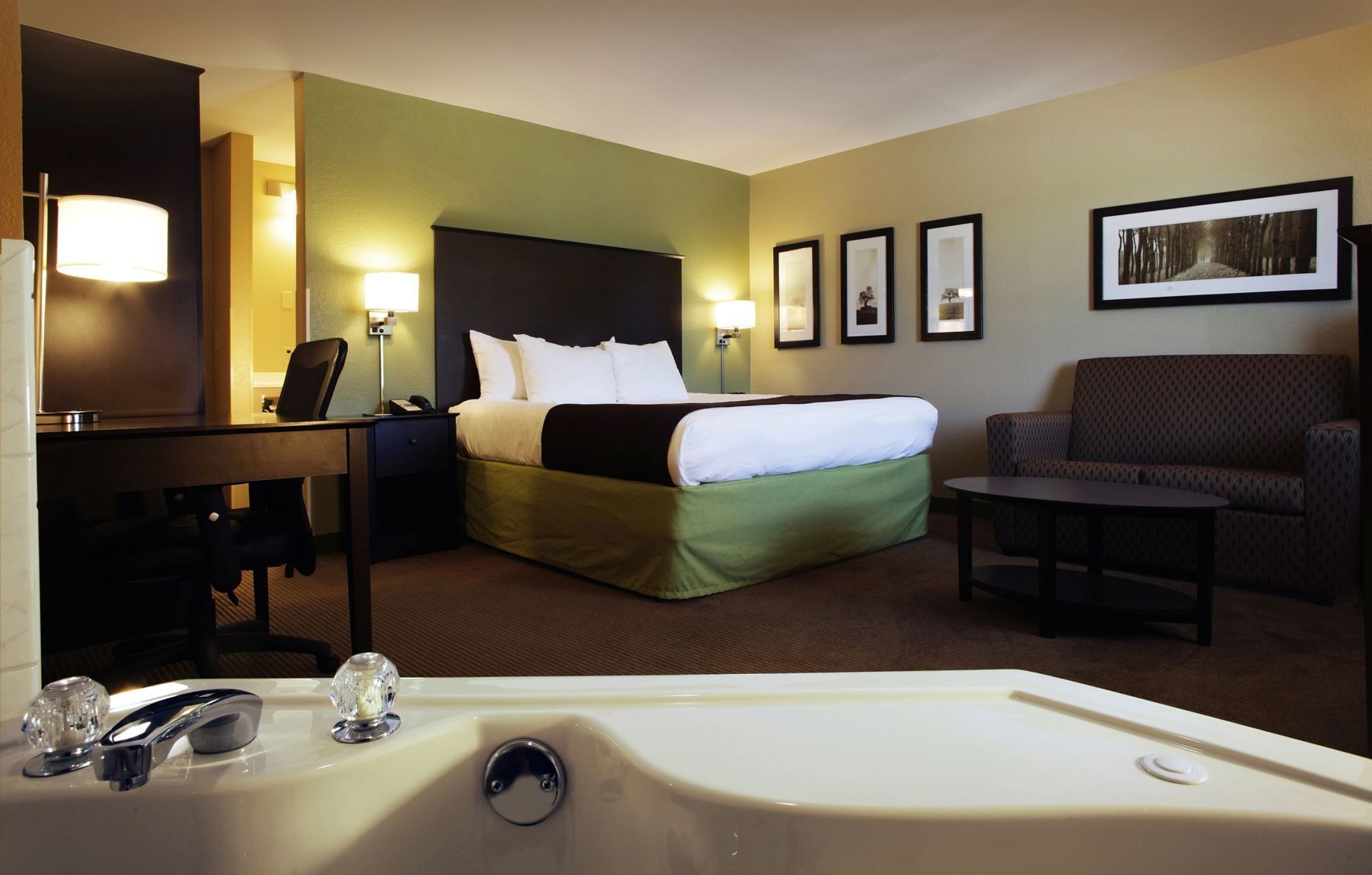 Hochwertige Bettwaren, Schreibtisch, Bügeleisen/Bügelbrett