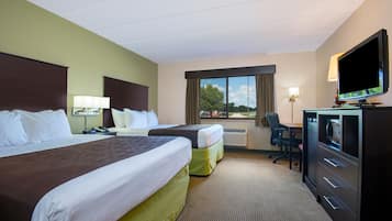 Ylelliset vuodevaatteet, työpöytä, silitysrauta/-lauta