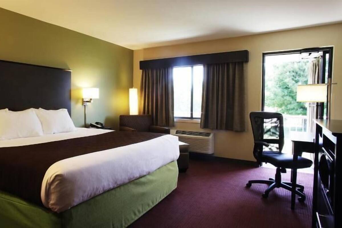 Hochwertige Bettwaren, Schreibtisch, Bügeleisen/Bügelbrett