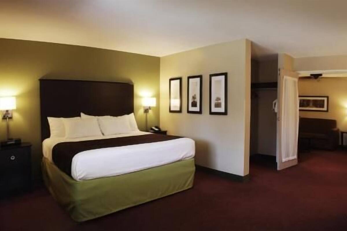 Hochwertige Bettwaren, Schreibtisch, Bügeleisen/Bügelbrett