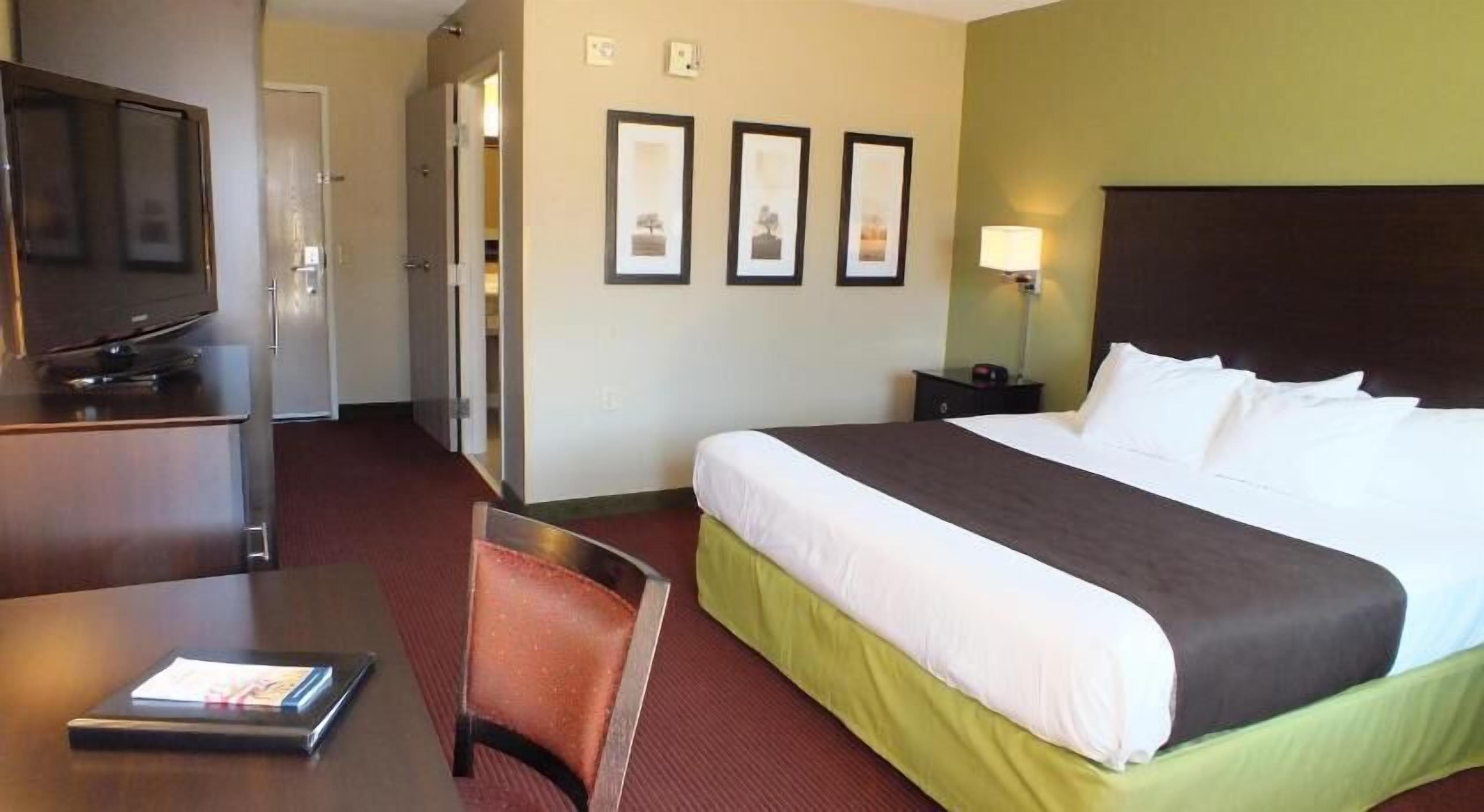 Hochwertige Bettwaren, Schreibtisch, Bügeleisen/Bügelbrett