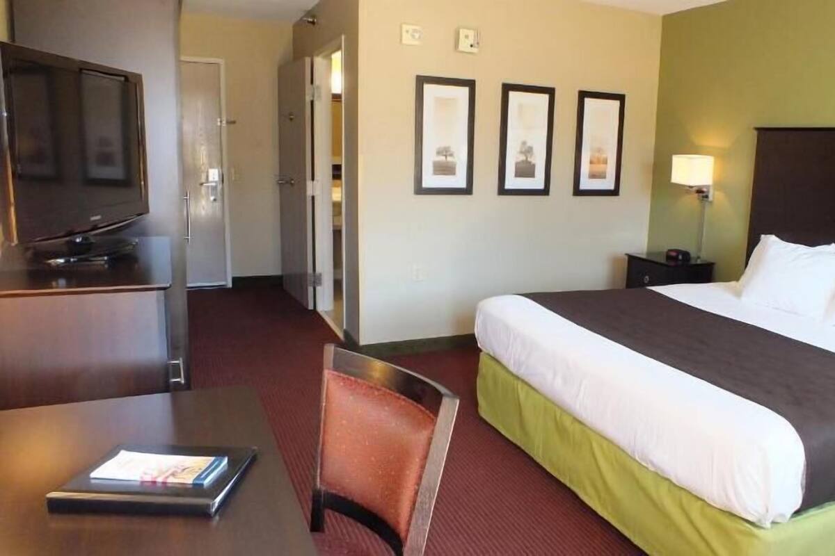 Hochwertige Bettwaren, Schreibtisch, Bügeleisen/Bügelbrett