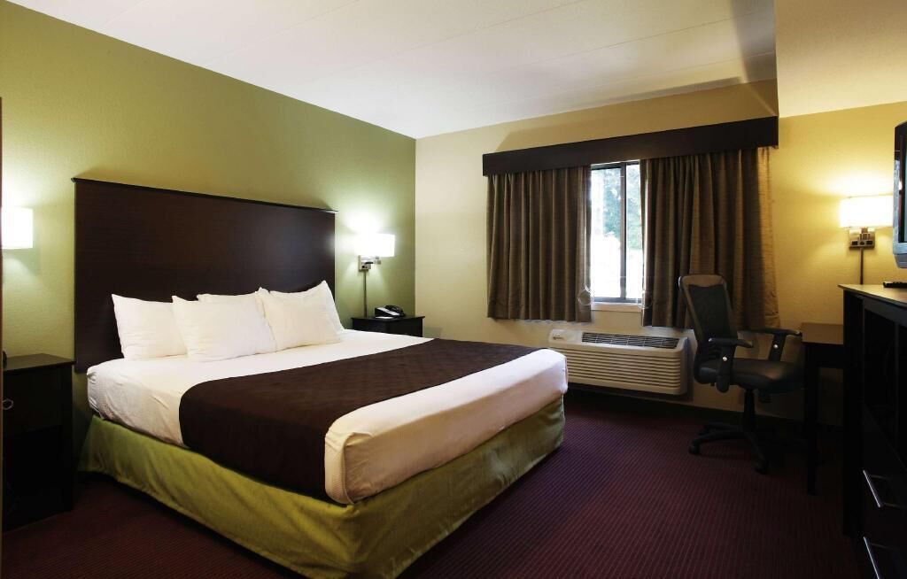 Hochwertige Bettwaren, Schreibtisch, Bügeleisen/Bügelbrett