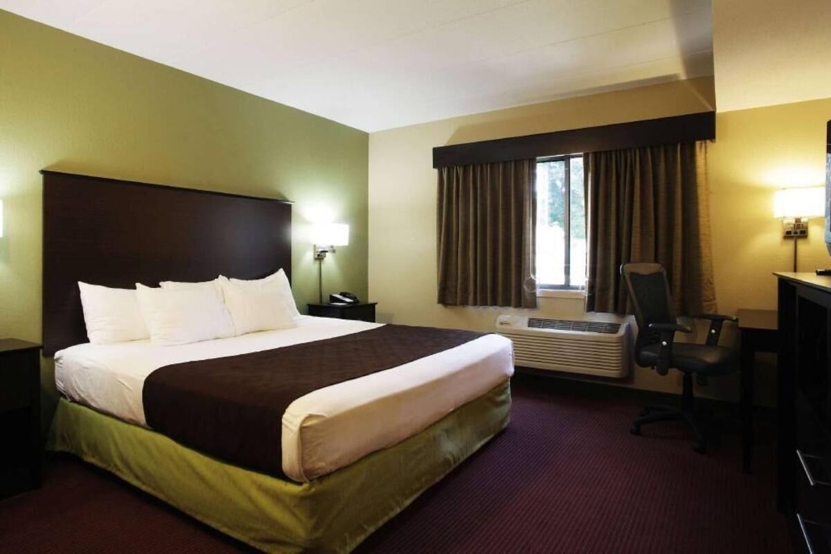 Hochwertige Bettwaren, Schreibtisch, Bügeleisen/Bügelbrett