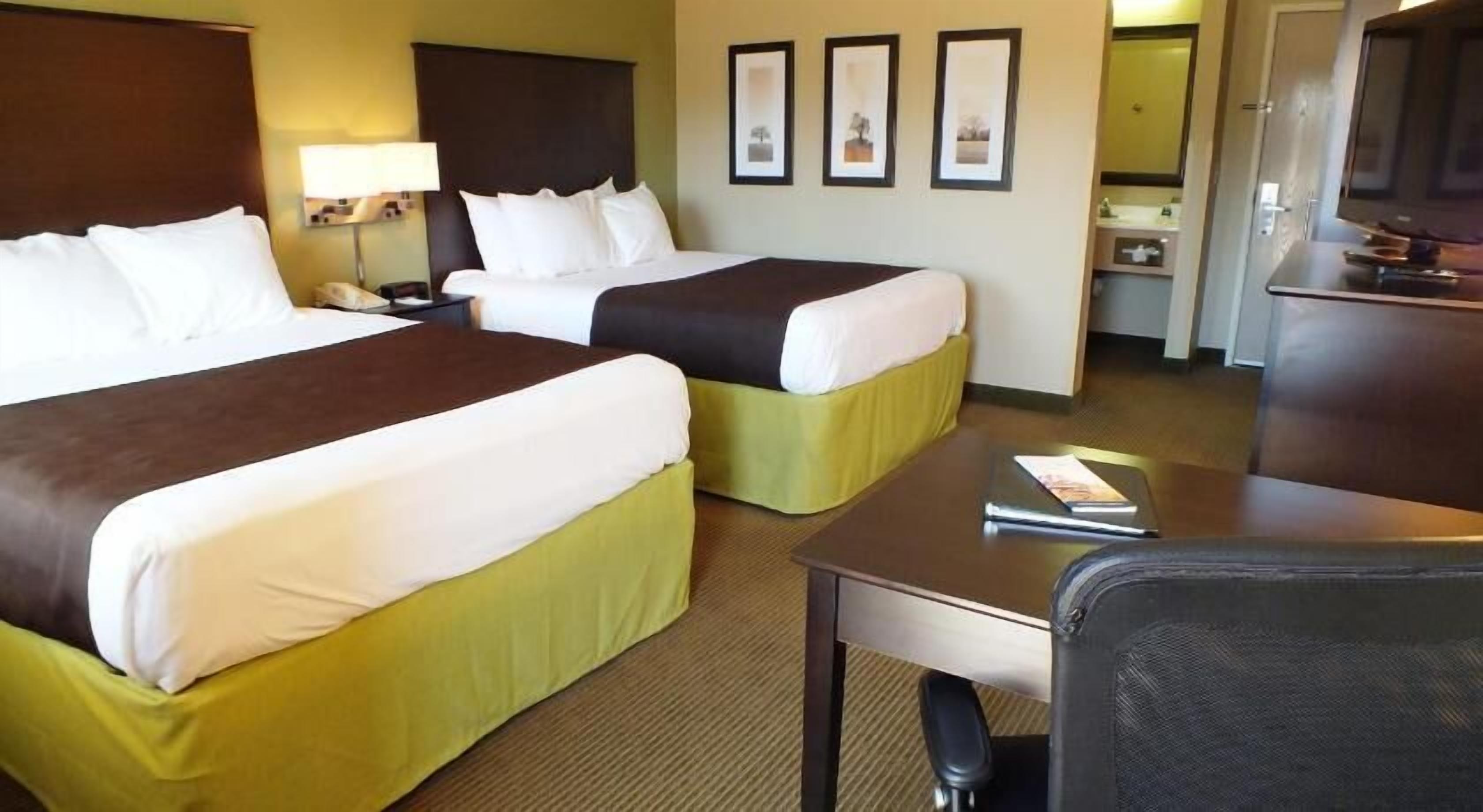 Hochwertige Bettwaren, Schreibtisch, Bügeleisen/Bügelbrett