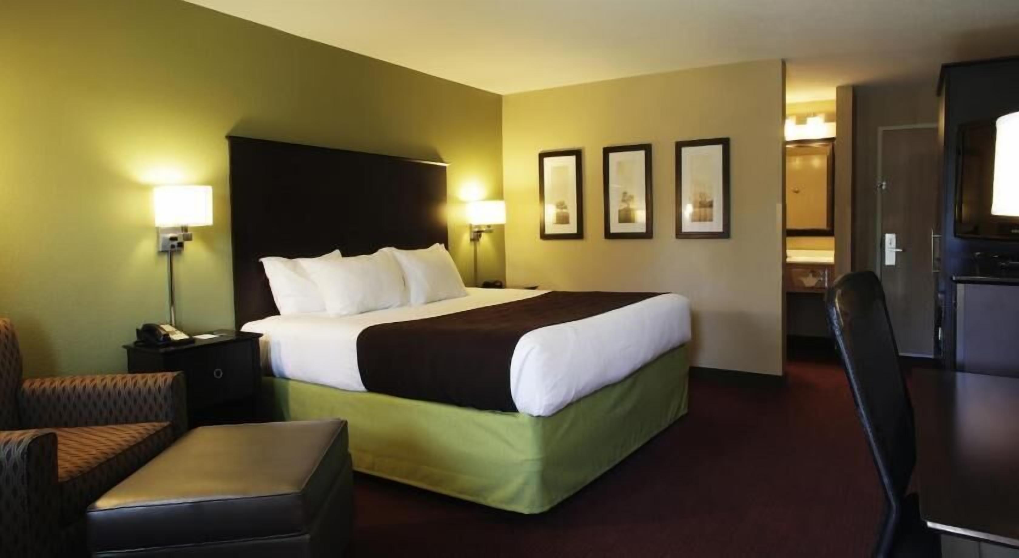 Hochwertige Bettwaren, Schreibtisch, Bügeleisen/Bügelbrett