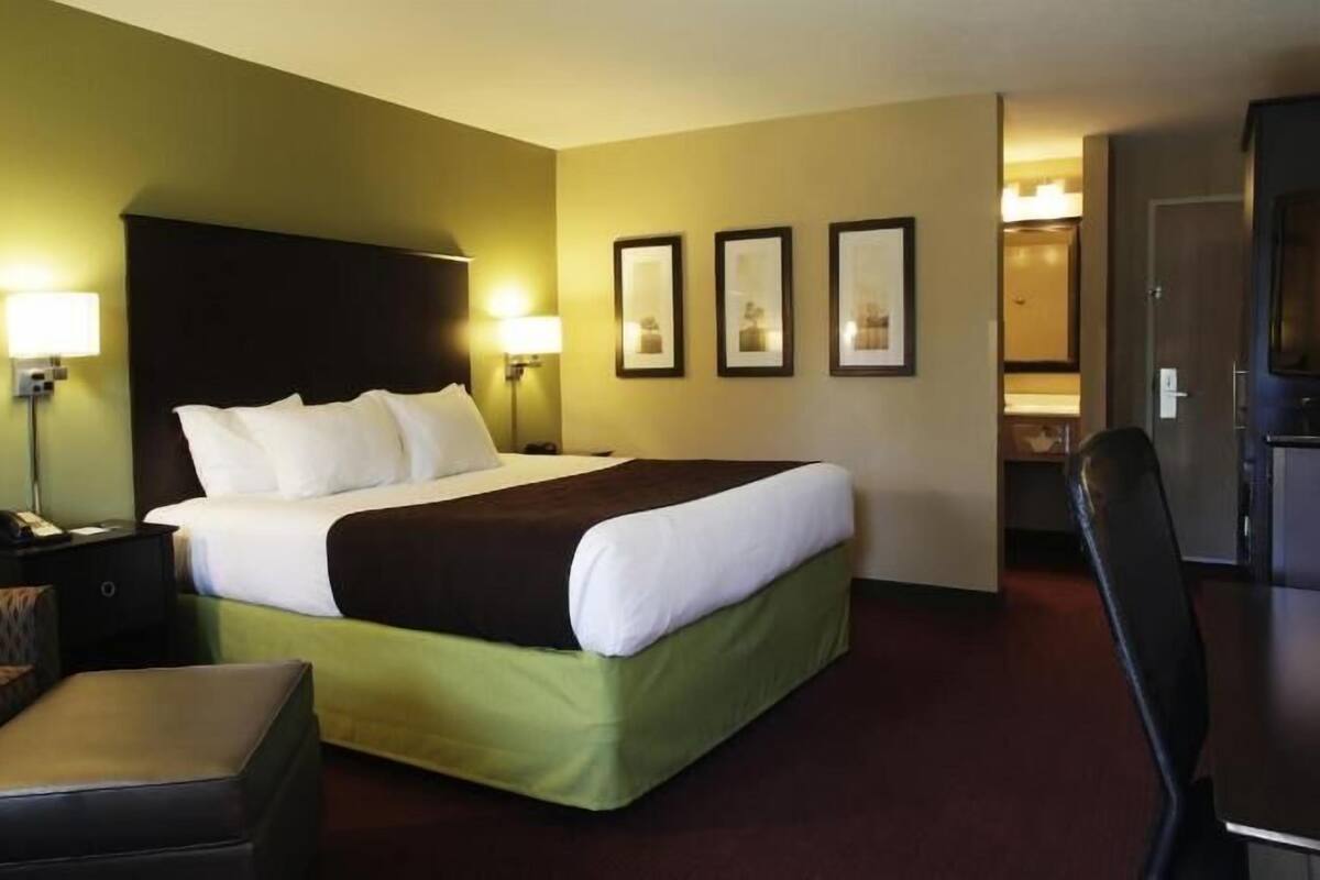 Hochwertige Bettwaren, Schreibtisch, Bügeleisen/Bügelbrett