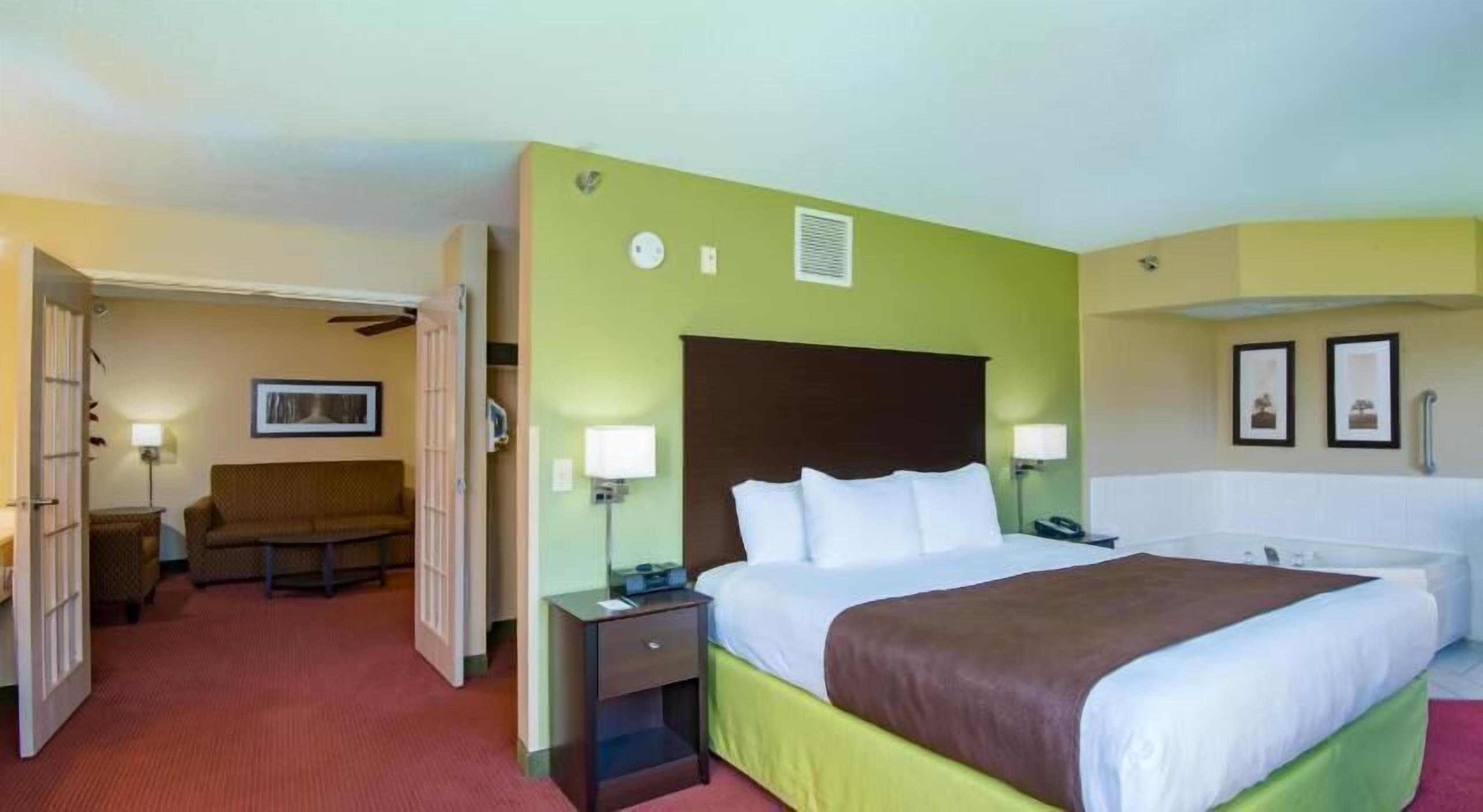 Hochwertige Bettwaren, Schreibtisch, Bügeleisen/Bügelbrett