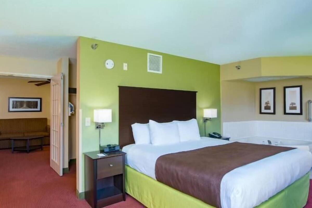 Hochwertige Bettwaren, Schreibtisch, Bügeleisen/Bügelbrett