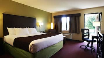 Deluxe kamer, 1 kingsize bed, niet-roken (Second Floor) | Luxe beddengoed, een bureau, een strijkplank/strijkijzer