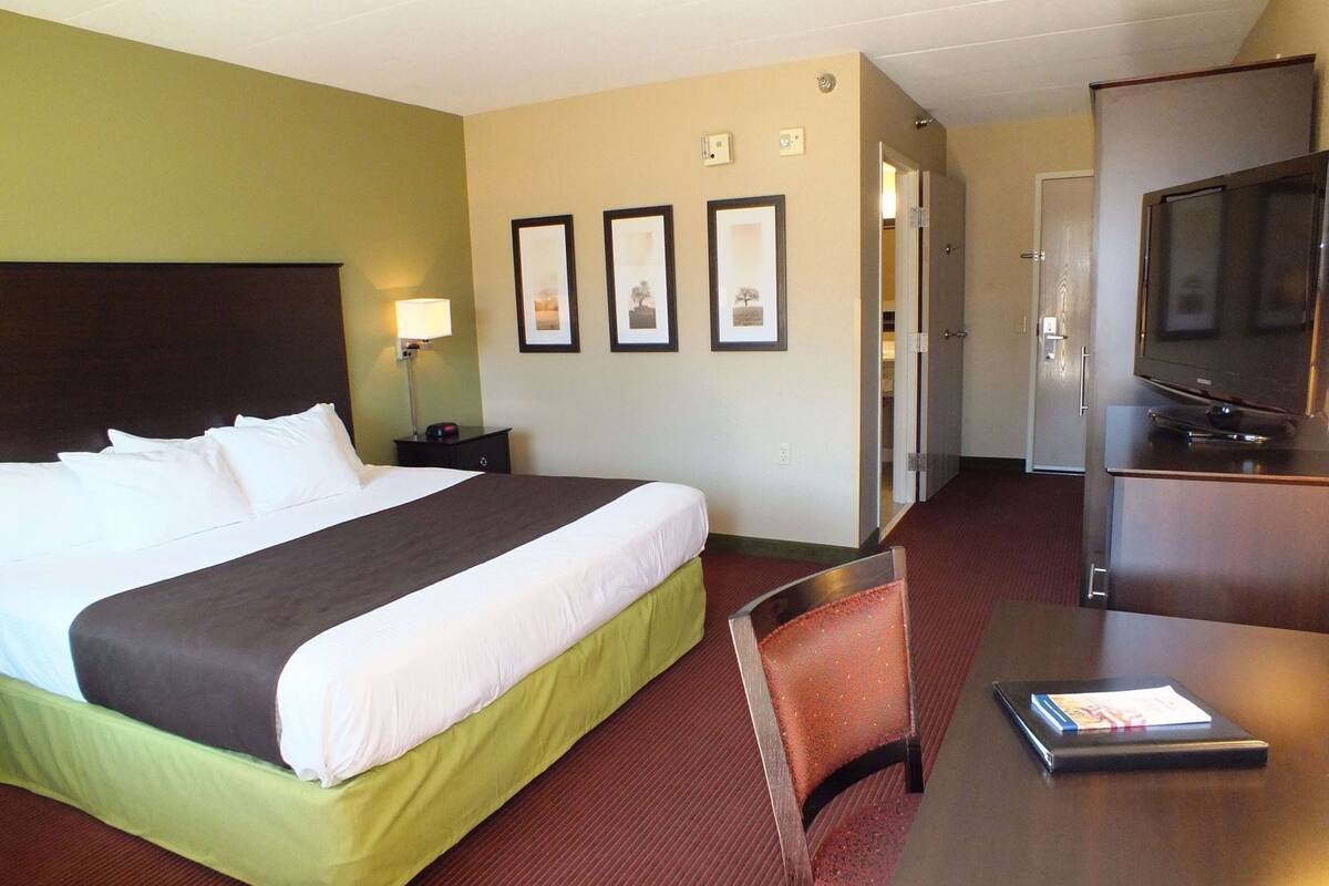 Hochwertige Bettwaren, Schreibtisch, Bügeleisen/Bügelbrett