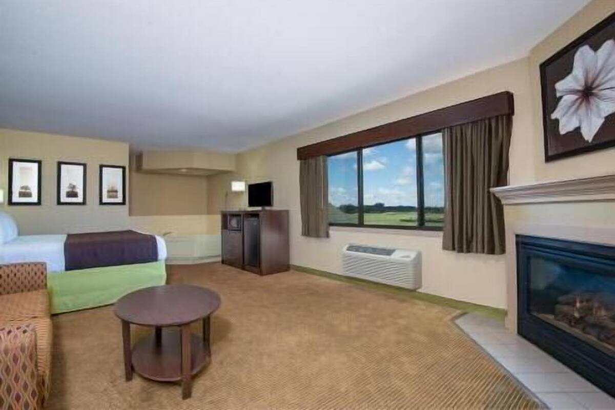 Hochwertige Bettwaren, Schreibtisch, Bügeleisen/Bügelbrett