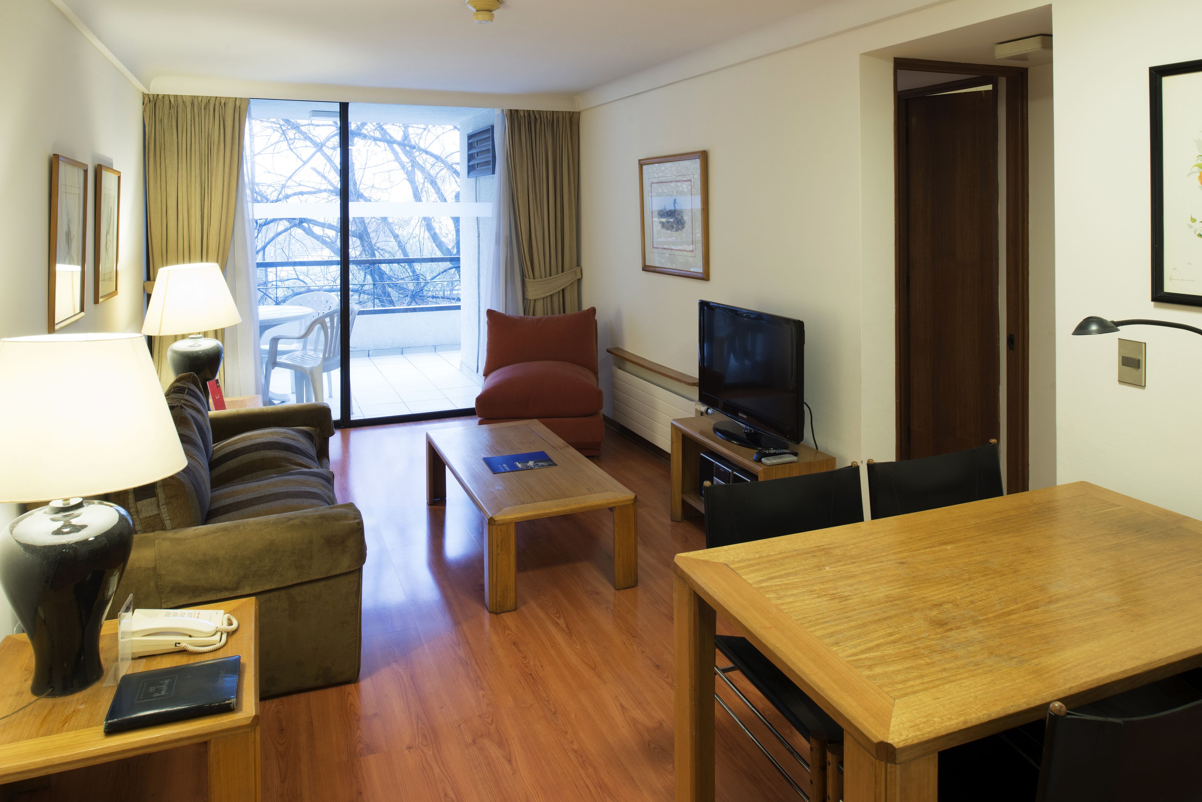 32-英寸纯平电视 （配备有线频道）、电视