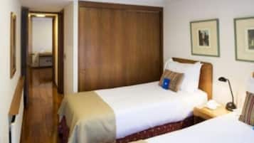 Apartamento, 3 camas de solteiro | 1 quarto, camas com colchões pillow-top, cofres nos quartos