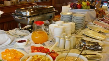 Desayuno buffet diario (CLP 9500 por persona)
