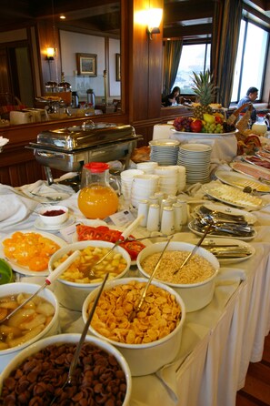 Daily buffet breakfast (CLP 9500 per person)
